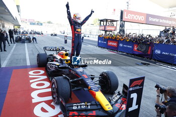 2023-09-24 - VERSTAPPEN Max (ned), Red Bull Racing RB19, portrait celebration Red Bull Racing constructor’s championship 2023 during the 2023 Formula 1 Lenovo Japanese Grand Prix, 16th round of the 2023 Formula One World Championship from September 22 to 24, 2023 on the Suzuka International Racing Course, in Suzuka - F1 - JAPANESE GRAND PRIX 2023 - RACE - FORMULA 1 - MOTORS