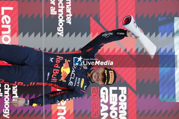 2023-09-24 - VERSTAPPEN Max (ned), Red Bull Racing RB19, portrait celebration Red Bull Racing constructor’s championship 2023 podium trophy during the 2023 Formula 1 Lenovo Japanese Grand Prix, 16th round of the 2023 Formula One World Championship from September 22 to 24, 2023 on the Suzuka International Racing Course, in Suzuka - F1 - JAPANESE GRAND PRIX 2023 - RACE - FORMULA 1 - MOTORS