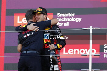 2023-09-24 - HORNER Christian (gbr), Team Principal of Red Bull Racing, portrait VERSTAPPEN Max (ned), Red Bull Racing RB19, portrait celebration Red Bull Racing constructor’s championship 2023 podium trophy during the 2023 Formula 1 Lenovo Japanese Grand Prix, 16th round of the 2023 Formula One World Championship from September 22 to 24, 2023 on the Suzuka International Racing Course, in Suzuka - F1 - JAPANESE GRAND PRIX 2023 - RACE - FORMULA 1 - MOTORS