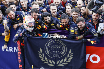 2023-09-24 - VERSTAPPEN Max (ned), Red Bull Racing RB19, portrait celebrates with his mechanic, mecanicien, mechanics the Red Bull Racing constructors' championships of 2023 during the 2023 Formula 1 Lenovo Japanese Grand Prix, 16th round of the 2023 Formula One World Championship from September 22 to 24, 2023 on the Suzuka International Racing Course, in Suzuka - F1 - JAPANESE GRAND PRIX 2023 - RACE - FORMULA 1 - MOTORS