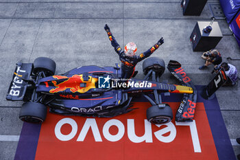 2023-09-24 - VERSTAPPEN Max (ned), Red Bull Racing RB19, portrait celebrates the Red Bull Racing constructors' championships of 2023 win during the 2023 Formula 1 Lenovo Japanese Grand Prix, 16th round of the 2023 Formula One World Championship from September 22 to 24, 2023 on the Suzuka International Racing Course, in Suzuka - F1 - JAPANESE GRAND PRIX 2023 - RACE - FORMULA 1 - MOTORS