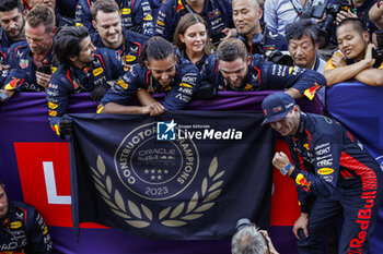 2023-09-24 - VERSTAPPEN Max (ned), Red Bull Racing RB19, portrait celebrates with his mechanic, mecanicien, mechanics the Red Bull Racing constructors' championships of 2023 during the 2023 Formula 1 Lenovo Japanese Grand Prix, 16th round of the 2023 Formula One World Championship from September 22 to 24, 2023 on the Suzuka International Racing Course, in Suzuka - F1 - JAPANESE GRAND PRIX 2023 - RACE - FORMULA 1 - MOTORS