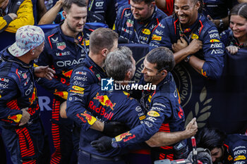 2023-09-24 - HORNER Christian (gbr), Team Principal of Red Bull Racing, portrait celebratges with mechanic, mecanicien, mechanics the Red Bull Racing constructors' championships of 2023 during the 2023 Formula 1 Lenovo Japanese Grand Prix, 16th round of the 2023 Formula One World Championship from September 22 to 24, 2023 on the Suzuka International Racing Course, in Suzuka - F1 - JAPANESE GRAND PRIX 2023 - RACE - FORMULA 1 - MOTORS