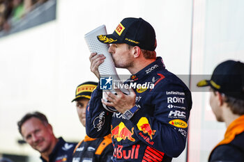 2023-09-24 - VERSTAPPEN Max (ned), Red Bull Racing RB19, portrait kissing the trophy podium during the 2023 Formula 1 Lenovo Japanese Grand Prix, 16th round of the 2023 Formula One World Championship from September 22 to 24, 2023 on the Suzuka International Racing Course, in Suzuka - F1 - JAPANESE GRAND PRIX 2023 - RACE - FORMULA 1 - MOTORS