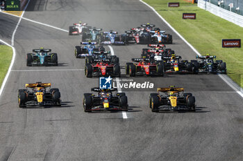 2023-09-24 - start of the race, depart, 81 PIASTRI Oscar (aus), McLaren F1 Team MCL60, action 01 VERSTAPPEN Max (nld), Red Bull Racing RB19, action 04 NORRIS Lando (gbr), McLaren F1 Team MCL60, action during the 2023 Formula 1 Lenovo Japanese Grand Prix, 16th round of the 2023 Formula One World Championship from September 22 to 24, 2023 on the Suzuka International Racing Course, in Suzuka - F1 - JAPANESE GRAND PRIX 2023 - RACE - FORMULA 1 - MOTORS
