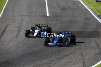 2023-09-24 - 40 LAWSON Liam (nzl), Scuderia AlphaTauri AT04, action 10 GASLY Pierre (fra), Alpine F1 Team A523, action during the 2023 Formula 1 Lenovo Japanese Grand Prix, 16th round of the 2023 Formula One World Championship from September 22 to 24, 2023 on the Suzuka International Racing Course, in Suzuka - F1 - JAPANESE GRAND PRIX 2023 - RACE - FORMULA 1 - MOTORS