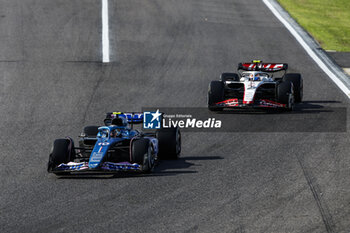 2023-09-24 - 10 GASLY Pierre (fra), Alpine F1 Team A523, action 27 HULKENBERG Nico (ger), Haas F1 Team VF-23 Ferrari, action during the 2023 Formula 1 Lenovo Japanese Grand Prix, 16th round of the 2023 Formula One World Championship from September 22 to 24, 2023 on the Suzuka International Racing Course, in Suzuka - F1 - JAPANESE GRAND PRIX 2023 - RACE - FORMULA 1 - MOTORS