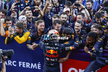 2023-09-24 - VERSTAPPEN Max (ned), Red Bull Racing RB19, portrait celebrates the Red Bull Racing constructors championship mechanic, mecanicien, mechanics during the 2023 Formula 1 Lenovo Japanese Grand Prix, 16th round of the 2023 Formula One World Championship from September 22 to 24, 2023 on the Suzuka International Racing Course, in Suzuka - F1 - JAPANESE GRAND PRIX 2023 - RACE - FORMULA 1 - MOTORS