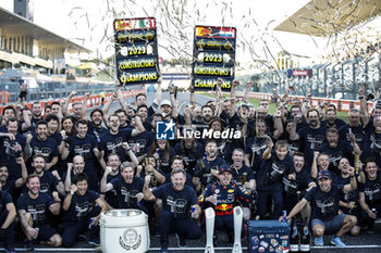 2023-09-24 - Red Bull Racing celebration 2023 constructors champions HORNER Christian (gbr), Team Principal of Red Bull Racing, portrait VERSTAPPEN Max (ned), Red Bull Racing RB19, portrait PEREZ Sergio (mex), Red Bull Racing RB19, portrait mechanic, mecanicien, mechanics during the 2023 Formula 1 Lenovo Japanese Grand Prix, 16th round of the 2023 Formula One World Championship from September 22 to 24, 2023 on the Suzuka International Racing Course, in Suzuka - F1 - JAPANESE GRAND PRIX 2023 - RACE - FORMULA 1 - MOTORS