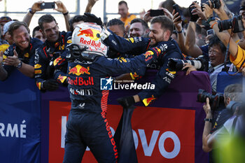 2023-09-24 - VERSTAPPEN Max (ned), Red Bull Racing RB19, portrait celebrates with his mechanic, mecanicien, mechanics Red Bull Racing 2023 constructor champion during the 2023 Formula 1 Lenovo Japanese Grand Prix, 16th round of the 2023 Formula One World Championship from September 22 to 24, 2023 on the Suzuka International Racing Course, in Suzuka - F1 - JAPANESE GRAND PRIX 2023 - RACE - FORMULA 1 - MOTORS