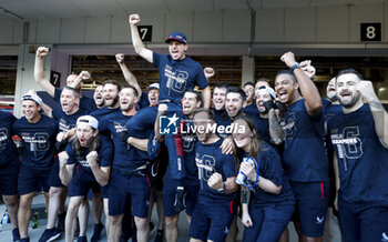 2023-09-24 - VERSTAPPEN Max (ned), Red Bull Racing RB19, portrait celebrates Red Bull Racing 2023 constructor champion mechanic, mecanicien, mechanics during the 2023 Formula 1 Lenovo Japanese Grand Prix, 16th round of the 2023 Formula One World Championship from September 22 to 24, 2023 on the Suzuka International Racing Course, in Suzuka - F1 - JAPANESE GRAND PRIX 2023 - RACE - FORMULA 1 - MOTORS