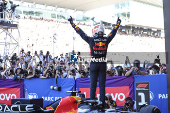 2023-09-24 - VERSTAPPEN Max (ned), Red Bull Racing RB19, portrait celebration victory during the 2023 Formula 1 Lenovo Japanese Grand Prix, 16th round of the 2023 Formula One World Championship from September 22 to 24, 2023 on the Suzuka International Racing Course, in Suzuka - F1 - JAPANESE GRAND PRIX 2023 - RACE - FORMULA 1 - MOTORS