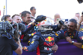 2023-09-24 - VERSTAPPEN Max (ned), Red Bull Racing RB19, portrait celebrates mechanic, mecanicien, mechanics Red Bull Racing 2023 constructors championship during the 2023 Formula 1 Lenovo Japanese Grand Prix, 16th round of the 2023 Formula One World Championship from September 22 to 24, 2023 on the Suzuka International Racing Course, in Suzuka - F1 - JAPANESE GRAND PRIX 2023 - RACE - FORMULA 1 - MOTORS