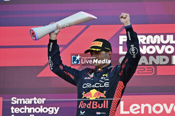 2023-09-24 - VERSTAPPEN Max (ned), Red Bull Racing RB19, portrait podium trophy during the 2023 Formula 1 Lenovo Japanese Grand Prix, 16th round of the 2023 Formula One World Championship from September 22 to 24, 2023 on the Suzuka International Racing Course, in Suzuka - F1 - JAPANESE GRAND PRIX 2023 - RACE - FORMULA 1 - MOTORS