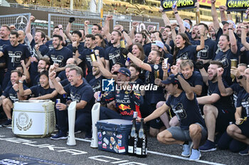 2023-09-24 - VERSTAPPEN Max (ned), Red Bull Racing RB19, portrait HORNER Christian (gbr), Team Principal of Red Bull Racing, portrait PEREZ Sergio (mex), Red Bull Racing RB19, portrait celebrates Red Bull Racing 2023 constructors champion mechanic, mecanicien, mechanics during the 2023 Formula 1 Lenovo Japanese Grand Prix, 16th round of the 2023 Formula One World Championship from September 22 to 24, 2023 on the Suzuka International Racing Course, in Suzuka - F1 - JAPANESE GRAND PRIX 2023 - RACE - FORMULA 1 - MOTORS