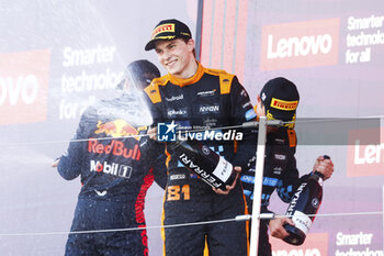 2023-09-24 - PIASTRI Oscar (aus), McLaren F1 Team MCL60, portrait NORRIS Lando (gbr), McLaren F1 Team MCL60, portrait VERSTAPPEN Max (ned), Red Bull Racing RB19, portrait podium champagne ferrari during the 2023 Formula 1 Lenovo Japanese Grand Prix, 16th round of the 2023 Formula One World Championship from September 22 to 24, 2023 on the Suzuka International Racing Course, in Suzuka - F1 - JAPANESE GRAND PRIX 2023 - RACE - FORMULA 1 - MOTORS