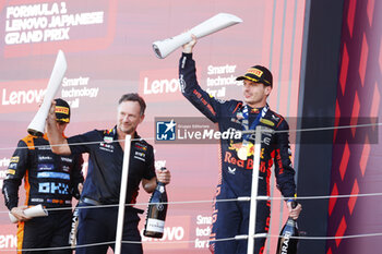 2023-09-24 - VERSTAPPEN Max (ned), Red Bull Racing RB19, portrait HORNER Christian (gbr), Team Principal of Red Bull Racing, portrait podium trophy during the 2023 Formula 1 Lenovo Japanese Grand Prix, 16th round of the 2023 Formula One World Championship from September 22 to 24, 2023 on the Suzuka International Racing Course, in Suzuka - F1 - JAPANESE GRAND PRIX 2023 - RACE - FORMULA 1 - MOTORS