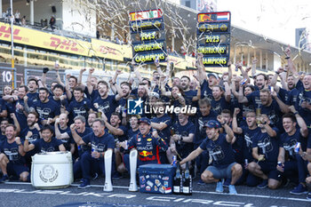 2023-09-24 - VERSTAPPEN Max (ned), Red Bull Racing RB19, portrait celebrates Red Bull Racing 2023 constructor champion with HORNER Christian (gbr), Team Principal of Red Bull Racing, portrait PEREZ Sergio (mex), Red Bull Racing RB19, portrait mechanic, mecanicien, mechanics during the 2023 Formula 1 Lenovo Japanese Grand Prix, 16th round of the 2023 Formula One World Championship from September 22 to 24, 2023 on the Suzuka International Racing Course, in Suzuka - F1 - JAPANESE GRAND PRIX 2023 - RACE - FORMULA 1 - MOTORS