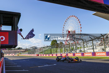 2023-09-24 - VERSTAPPEN Max (ned), Red Bull Racing RB19, portrait checkered flag, drapeau during the 2023 Formula 1 Lenovo Japanese Grand Prix, 16th round of the 2023 Formula One World Championship from September 22 to 24, 2023 on the Suzuka International Racing Course, in Suzuka - F1 - JAPANESE GRAND PRIX 2023 - RACE - FORMULA 1 - MOTORS