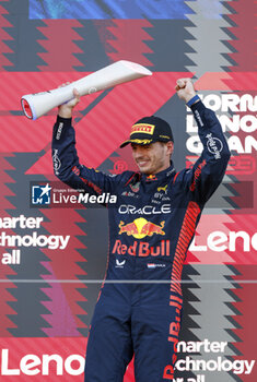 2023-09-24 - VERSTAPPEN Max (ned), Red Bull Racing RB19, portrait celebration Red Bull Racing constructors champion podium trophy during the 2023 Formula 1 Lenovo Japanese Grand Prix, 16th round of the 2023 Formula One World Championship from September 22 to 24, 2023 on the Suzuka International Racing Course, in Suzuka - F1 - JAPANESE GRAND PRIX 2023 - RACE - FORMULA 1 - MOTORS