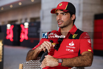 2023-10-05 - SAINZ Carlos (spa), Scuderia Ferrari SF-23, portrait during the 2023 Formula 1 Qatar Grand Prix, 17th round of the 2023 Formula One World Championship from October 6 to 8, 2023 on the Lusail International Circuit, in Doha, Qatar - F1 - QATAR GRAND PRIX 2023 - FORMULA 1 - MOTORS