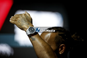 2023-10-05 - HAMILTON Lewis (gbr), Mercedes AMG F1 Team W14, portrait watch during the 2023 Formula 1 Qatar Grand Prix, 17th round of the 2023 Formula One World Championship from October 6 to 8, 2023 on the Lusail International Circuit, in Doha, Qatar - F1 - QATAR GRAND PRIX 2023 - FORMULA 1 - MOTORS