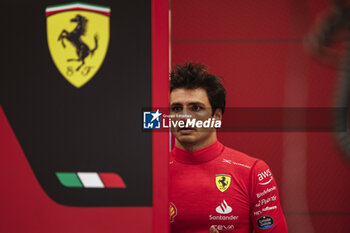 2023-10-06 - SAINZ Carlos (spa), Scuderia Ferrari SF-23, portrait during the 2023 Formula 1 Qatar Grand Prix, 17th round of the 2023 Formula One World Championship from October 6 to 8, 2023 on the Lusail International Circuit, in Doha, Qatar - F1 - QATAR GRAND PRIX 2023 - FORMULA 1 - MOTORS