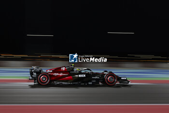 2023-10-06 - 24 ZHOU Guanyu (chi), Alfa Romeo F1 Team Stake C43, action during the 2023 Formula 1 Qatar Grand Prix, 17th round of the 2023 Formula One World Championship from October 6 to 8, 2023 on the Lusail International Circuit, in Doha, Qatar - F1 - QATAR GRAND PRIX 2023 - FORMULA 1 - MOTORS