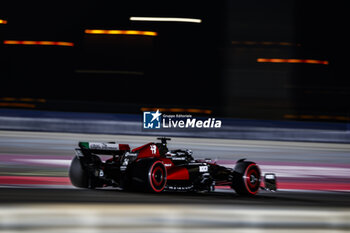 2023-10-06 - 24 ZHOU Guanyu (chi), Alfa Romeo F1 Team Stake C43, action during the 2023 Formula 1 Qatar Grand Prix, 17th round of the 2023 Formula One World Championship from October 6 to 8, 2023 on the Lusail International Circuit, in Doha, Qatar - F1 - QATAR GRAND PRIX 2023 - FORMULA 1 - MOTORS
