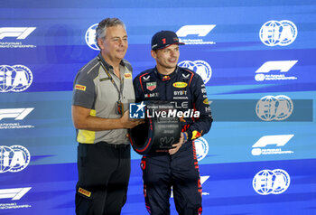 2023-10-06 - ISOLA Mario (ita), Motorsport Racing Manager of Pirelli, portrait VERSTAPPEN Max (ned), Red Bull Racing RB19, portrait during the 2023 Formula 1 Qatar Grand Prix, 17th round of the 2023 Formula One World Championship from October 6 to 8, 2023 on the Lusail International Circuit, in Doha, Qatar - F1 - QATAR GRAND PRIX 2023 - FORMULA 1 - MOTORS