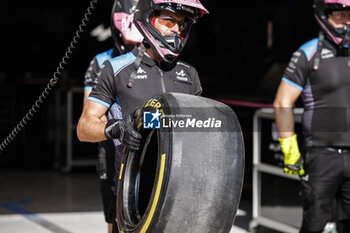 2023-10-07 - Alpine F1 Team mechanic, mecanicien, mechanics Pirelli tyres, pneus, tyre, pneu, during the 2023 Formula 1 Qatar Grand Prix, 17th round of the 2023 Formula One World Championship from October 6 to 8, 2023 on the Lusail International Circuit, in Doha, Qatar - F1 - QATAR GRAND PRIX 2023 - FORMULA 1 - MOTORS