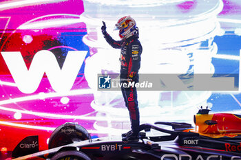 2023-10-07 - VERSTAPPEN Max (ned), Red Bull Racing RB19, 3-time World Champion celebration during the 2023 Formula 1 Qatar Grand Prix, 17th round of the 2023 Formula One World Championship from October 6 to 8, 2023 on the Lusail International Circuit, in Doha, Qatar - F1 - QATAR GRAND PRIX 2023 - FORMULA 1 - MOTORS