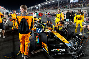 2023-10-07 - NORRIS Lando (gbr), McLaren F1 Team MCL60, portrait on the grid during the 2023 Formula 1 Qatar Grand Prix, 17th round of the 2023 Formula One World Championship from October 6 to 8, 2023 on the Lusail International Circuit, in Doha, Qatar - F1 - QATAR GRAND PRIX 2023 - FORMULA 1 - MOTORS