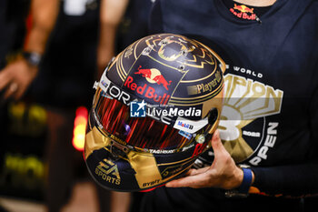 2023-10-07 - VERSTAPPEN Max (ned), Red Bull Racing RB19, portrait celebrates his 3rd Formula One World Champion with special helmet, casque, edition during the 2023 Formula 1 Qatar Grand Prix, 17th round of the 2023 Formula One World Championship from October 6 to 8, 2023 on the Lusail International Circuit, in Doha, Qatar - F1 - QATAR GRAND PRIX 2023 - FORMULA 1 - MOTORS