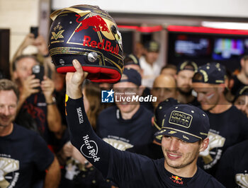 2023-10-07 - VERSTAPPEN Max (ned), Red Bull Racing RB19, portrait celebrates his 3rd Formula One World Champion with special helmet, casque, edition during the 2023 Formula 1 Qatar Grand Prix, 17th round of the 2023 Formula One World Championship from October 6 to 8, 2023 on the Lusail International Circuit, in Doha, Qatar - F1 - QATAR GRAND PRIX 2023 - FORMULA 1 - MOTORS