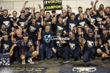 2023-10-07 - VERSTAPPEN Max (ned), Red Bull Racing RB19, portrait celebrates his 3rd Formula One World Champion with his team mechanic, mecanicien, mechanics PEREZ Sergio (mex), Red Bull Racing RB19, portrait WHEATLEY Jonathan (gbr), Team Manager of Red Bull Racing, portrait MARKO Helmut (aut), Drivers’ Manager of Red Bull Racing, portrait HORNER Christian (gbr), Team Principal of Red Bull Racing, portrait NEWEY Adrian (gbr), Chief Technical Officer of Red Bull Racing, portrait during the 2023 Formula 1 Qatar Grand Prix, 17th round of the 2023 Formula One World Championship from October 6 to 8, 2023 on the Lusail International Circuit, in Doha, Qatar - F1 - QATAR GRAND PRIX 2023 - FORMULA 1 - MOTORS