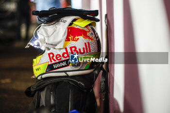2023-10-07 - PEREZ Sergio (mex), Red Bull Racing RB19, helmet, casque, during the 2023 Formula 1 Qatar Grand Prix, 17th round of the 2023 Formula One World Championship from October 6 to 8, 2023 on the Lusail International Circuit, in Doha, Qatar - F1 - QATAR GRAND PRIX 2023 - FORMULA 1 - MOTORS