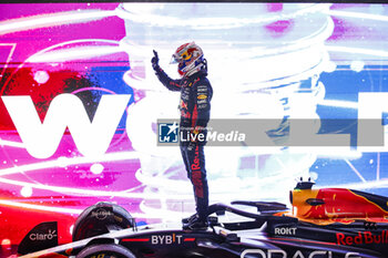 2023-10-07 - VERSTAPPEN Max (ned), Red Bull Racing RB19, portrait celebrates his 3rd Formula 1 World Champion during the 2023 Formula 1 Qatar Grand Prix, 17th round of the 2023 Formula One World Championship from October 6 to 8, 2023 on the Lusail International Circuit, in Doha, Qatar - F1 - QATAR GRAND PRIX 2023 - FORMULA 1 - MOTORS