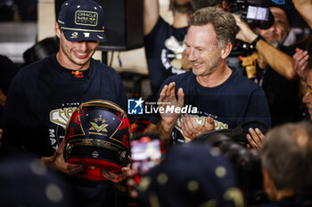 2023-10-07 - VERSTAPPEN Max (ned), Red Bull Racing RB19, portrait celebrates his 3rd Formula One World Champion with special helmet, casque, edition HORNER Christian (gbr), Team Principal of Red Bull Racing, portrait during the 2023 Formula 1 Qatar Grand Prix, 17th round of the 2023 Formula One World Championship from October 6 to 8, 2023 on the Lusail International Circuit, in Doha, Qatar - F1 - QATAR GRAND PRIX 2023 - FORMULA 1 - MOTORS