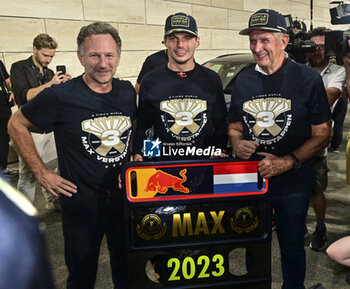 2023-10-07 - HORNER Christian (gbr), Team Principal of Red Bull Racing, portrait VERSTAPPEN Max (ned), Red Bull Racing RB19, portrait MARKO Helmut (aut), Drivers’ Manager of Red Bull Racing, portrait celebrates the 2023 World Champion during the 2023 Formula 1 Qatar Grand Prix, 17th round of the 2023 Formula One World Championship from October 6 to 8, 2023 on the Lusail International Circuit, in Doha, Qatar - F1 - QATAR GRAND PRIX 2023 - FORMULA 1 - MOTORS