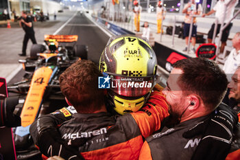 2023-10-08 - NORRIS Lando (gbr), McLaren F1 Team MCL60, portrait celebrates podium mechanic, mecanicien, mechanics during the 2023 Formula 1 Qatar Grand Prix, 17th round of the 2023 Formula One World Championship from October 6 to 8, 2023 on the Lusail International Circuit, in Doha, Qatar - F1 - QATAR GRAND PRIX 2023 - RACE - FORMULA 1 - MOTORS