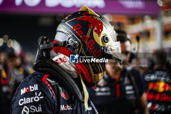 2023-10-08 - VERSTAPPEN Max (ned), Red Bull Racing RB19, portrait special helmet, casque, edition during the 2023 Formula 1 Qatar Grand Prix, 17th round of the 2023 Formula One World Championship from October 6 to 8, 2023 on the Lusail International Circuit, in Doha, Qatar - F1 - QATAR GRAND PRIX 2023 - RACE - FORMULA 1 - MOTORS