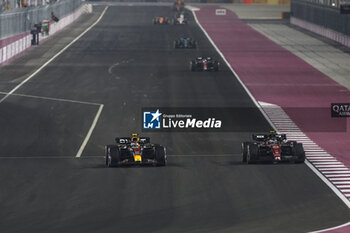 2023-10-08 - 11 PEREZ Sergio (mex), Red Bull Racing RB19, action 24 ZHOU Guanyu (chi), Alfa Romeo F1 Team Stake C43, action during the 2023 Formula 1 Qatar Grand Prix, 17th round of the 2023 Formula One World Championship from October 6 to 8, 2023 on the Lusail International Circuit, in Doha, Qatar - F1 - QATAR GRAND PRIX 2023 - RACE - FORMULA 1 - MOTORS