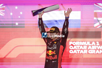 2023-10-08 - VERSTAPPEN Max (ned), Red Bull Racing RB19, portrait podium trophy during the 2023 Formula 1 Qatar Grand Prix, 17th round of the 2023 Formula One World Championship from October 6 to 8, 2023 on the Lusail International Circuit, in Doha, Qatar - F1 - QATAR GRAND PRIX 2023 - RACE - FORMULA 1 - MOTORS