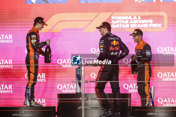 2023-10-08 - PIASTRI Oscar (aus), McLaren F1 Team MCL60, portrait VERSTAPPEN Max (ned), Red Bull Racing RB19, portrait NORRIS Lando (gbr), McLaren F1 Team MCL60, portrait podium trophy during the 2023 Formula 1 Qatar Grand Prix, 17th round of the 2023 Formula One World Championship from October 6 to 8, 2023 on the Lusail International Circuit, in Doha, Qatar - F1 - QATAR GRAND PRIX 2023 - RACE - FORMULA 1 - MOTORS