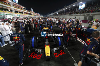 2023-10-08 - 01 VERSTAPPEN Max (nld), Red Bull Racing RB19, starting grid mechanic, mecanicien, mechanics during the 2023 Formula 1 Qatar Grand Prix, 17th round of the 2023 Formula One World Championship from October 6 to 8, 2023 on the Lusail International Circuit, in Doha, Qatar - F1 - QATAR GRAND PRIX 2023 - RACE - FORMULA 1 - MOTORS