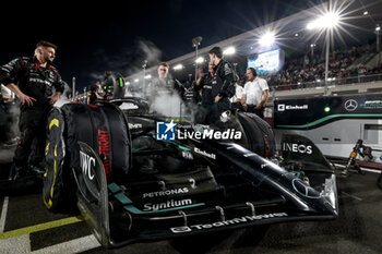 2023-10-08 - 44 HAMILTON Lewis (gbr), Mercedes AMG F1 Team W14, starting grid mechanic, mecanicien, mechanics during the 2023 Formula 1 Qatar Grand Prix, 17th round of the 2023 Formula One World Championship from October 6 to 8, 2023 on the Lusail International Circuit, in Doha, Qatar - F1 - QATAR GRAND PRIX 2023 - RACE - FORMULA 1 - MOTORS