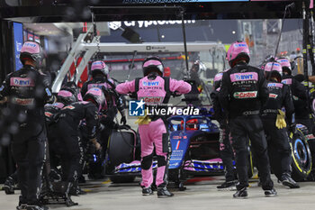 2023-10-08 - 31 OCON Esteban (fra), Alpine F1 Team A523, action pitlane, pitstop mechanic, mecanicien, mechanics during the 2023 Formula 1 Qatar Grand Prix, 17th round of the 2023 Formula One World Championship from October 6 to 8, 2023 on the Lusail International Circuit, in Doha, Qatar - F1 - QATAR GRAND PRIX 2023 - RACE - FORMULA 1 - MOTORS