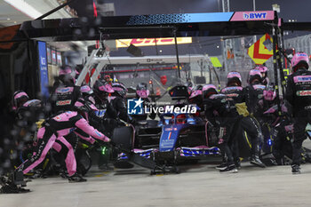 2023-10-08 - 31 OCON Esteban (fra), Alpine F1 Team A523, action pitlane, pitstop mechanic, mecanicien, mechanics during the 2023 Formula 1 Qatar Grand Prix, 17th round of the 2023 Formula One World Championship from October 6 to 8, 2023 on the Lusail International Circuit, in Doha, Qatar - F1 - QATAR GRAND PRIX 2023 - RACE - FORMULA 1 - MOTORS