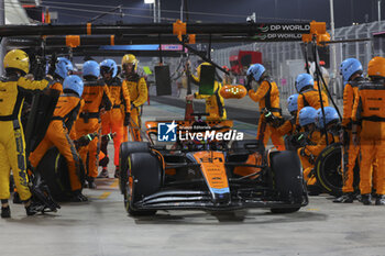 2023-10-08 - 81 PIASTRI Oscar (aus), McLaren F1 Team MCL60, action pitlane, pitstop mechanic, mecanicien, mechanics during the 2023 Formula 1 Qatar Grand Prix, 17th round of the 2023 Formula One World Championship from October 6 to 8, 2023 on the Lusail International Circuit, in Doha, Qatar - F1 - QATAR GRAND PRIX 2023 - RACE - FORMULA 1 - MOTORS